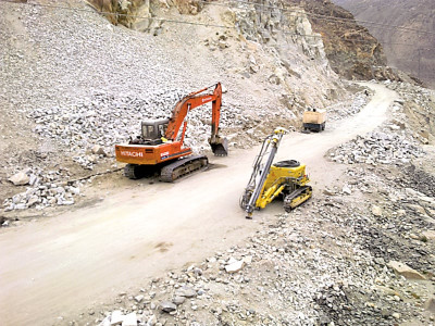 dusty road three years on unending karakoram highway reconstruction leaves commuters fuming