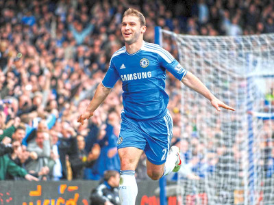 football chelsea survive wigan scare to close in on 4th