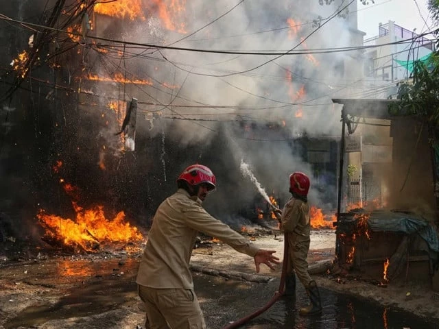 Foreigners among 21 killed in New Delhi hotel blaze