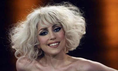 gaga gifts boyfriend stray cat