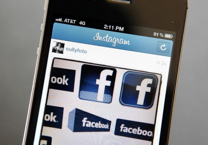 facebook buys instagram mobile photo app for 1bn