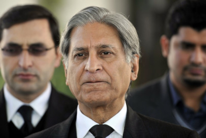 pm contempt sc orders aitzaz to complete evidence by april 18