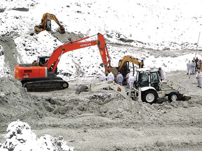 avalanche tragedy day 6 foreign rescuers arrive in giari in harsh weather