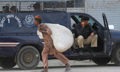 two killed as violence spreads to neighbouring areas of lyari two killed as violence spreads to neighbouring areas of lyari