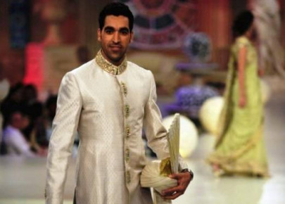 bridal week couture younis khan umar gul take turn on the catwalk bridal week couture younis khan umar gul take turn on the catwalk