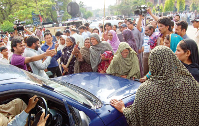 right to choose couple attacked at high court by girl s family right to choose couple attacked at high court by girl s family