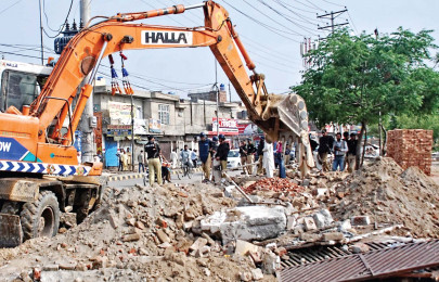 nishat colony residents resist demolition operation