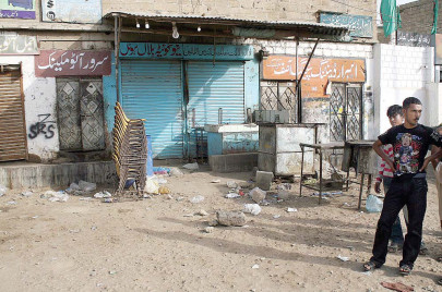 men on motorcycles go around attacking teashops