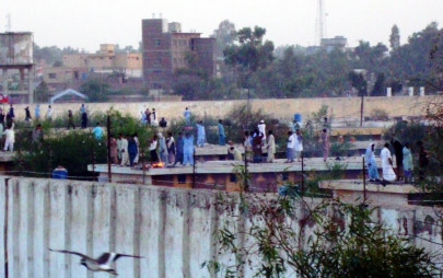 prison break sukkur jail worries about security threats from hotels and truck stand prison break sukkur jail worries about security threats from hotels and truck stand