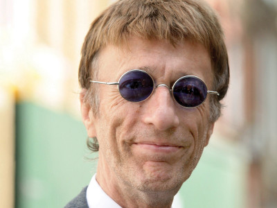 bee gee s barry sings to sick brother in hospital