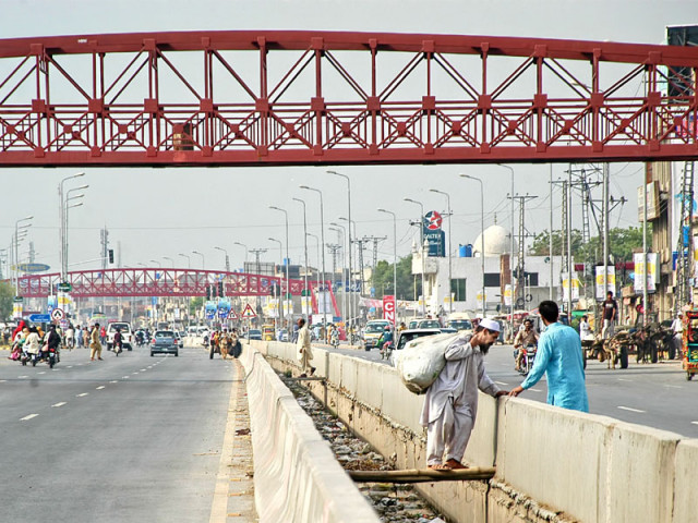 jay walking pedestrians ignore rs332m worth of bridges jay walking pedestrians ignore rs332m worth of bridges