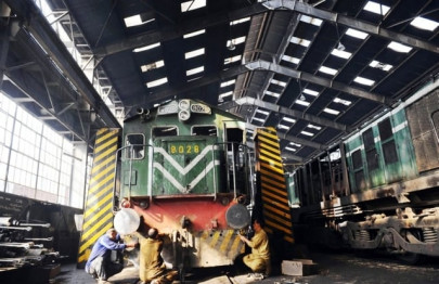 bomb on peshawar bound train defused at attock railway station