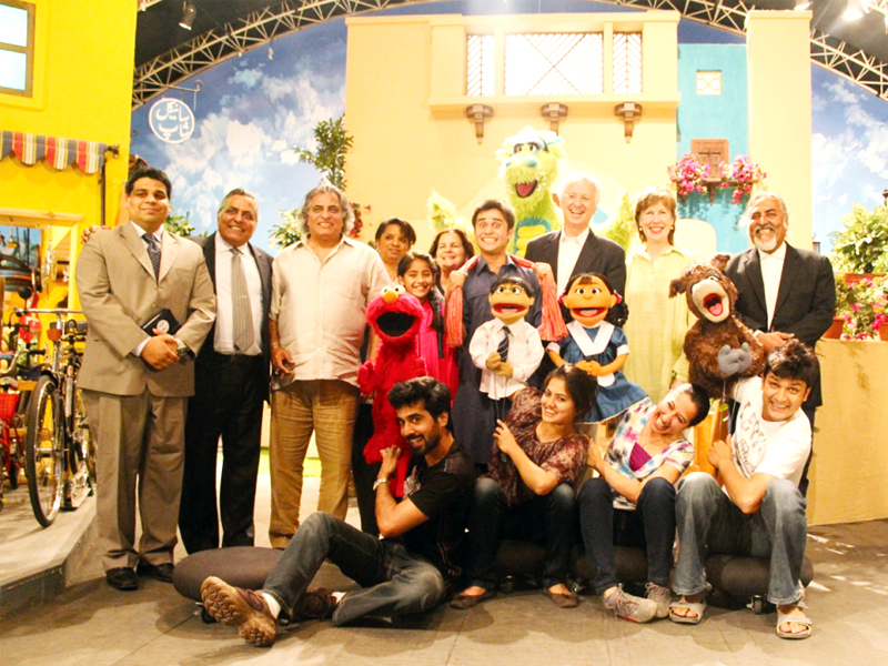 meeting elmo munter visits sim sim hamara set