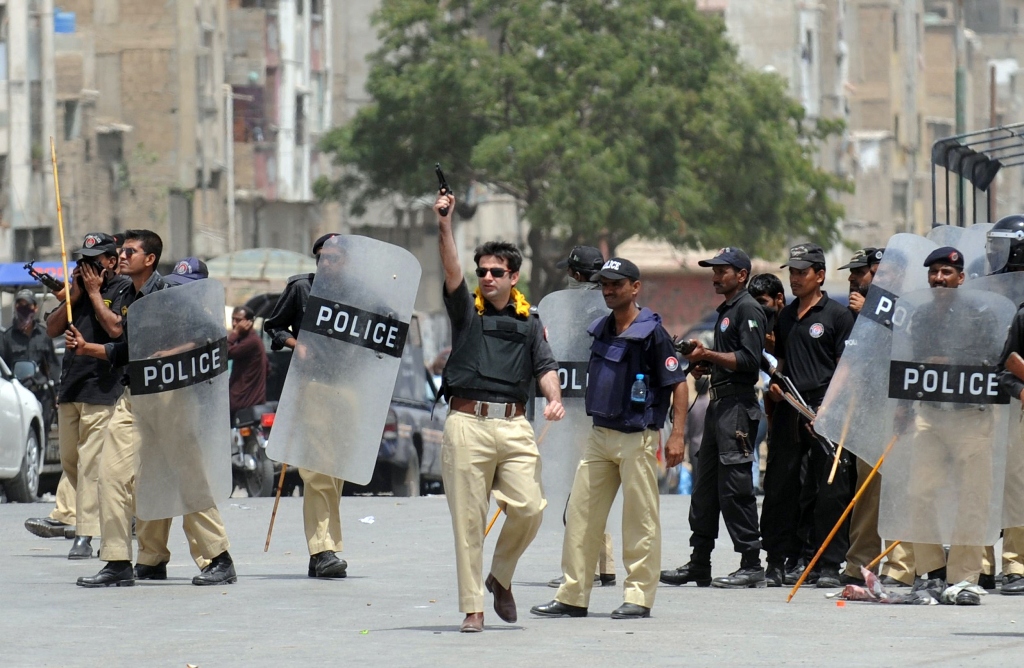 lyari operation   day 5 sindh govt offers olive branch to gangs