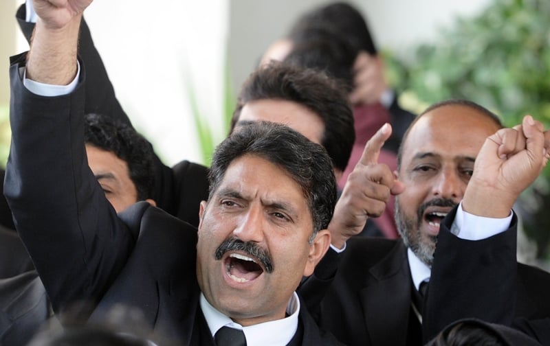 resolution against gilani ppp lawyers create ruckus in rawalpindi district court