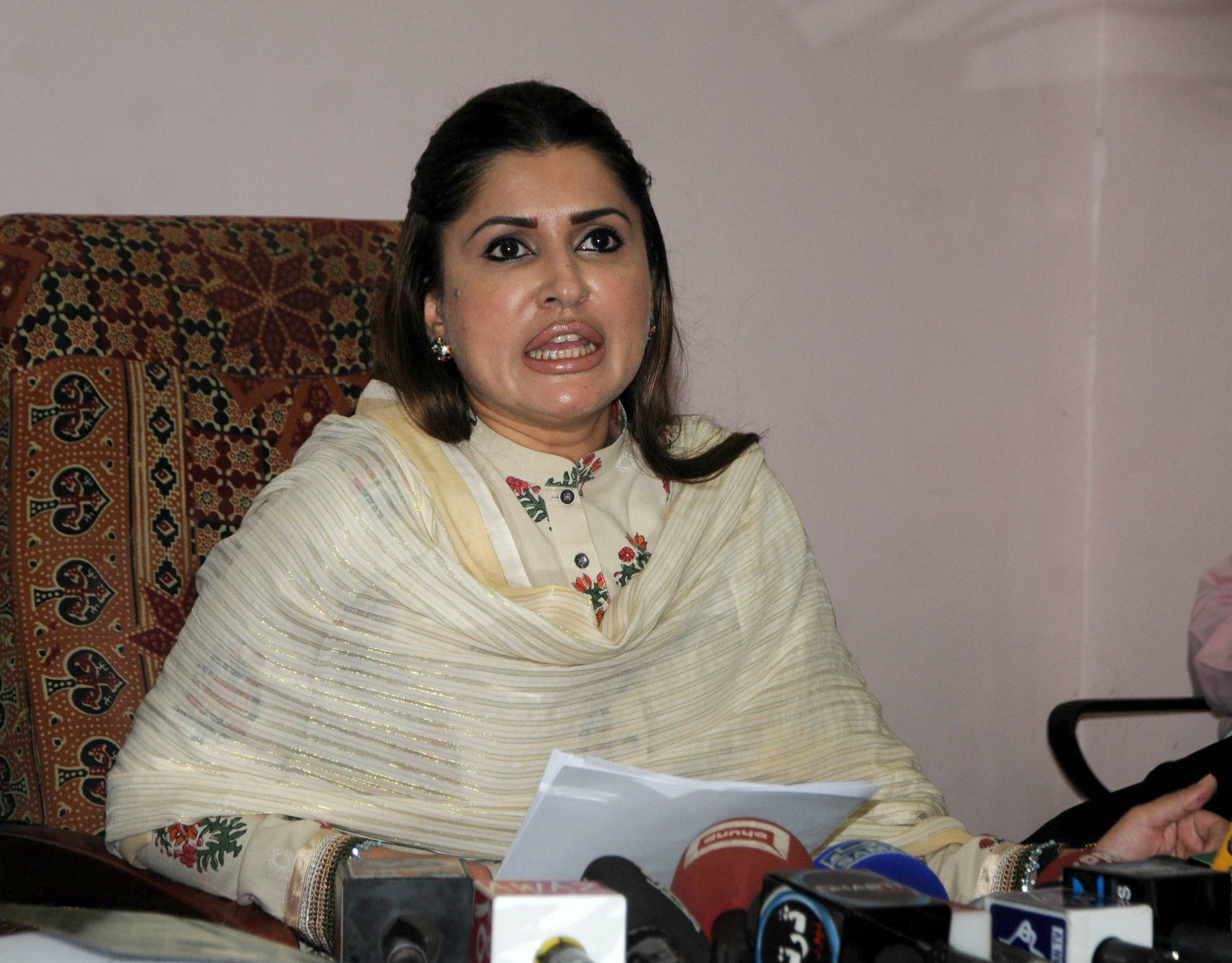 political spat shazia marri apologises to pir pagaro