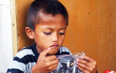 8 year old boy who smoked 40 cigarettes a day kicks habit