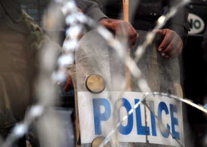 three injured in crossfire on mall road three injured in crossfire on mall road