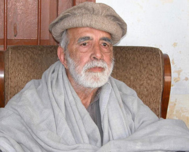 five injured in blasts at ajmal khattak s grave