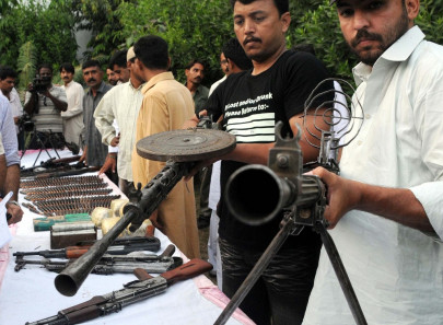 karachi police arrest suspect involved in arms supply