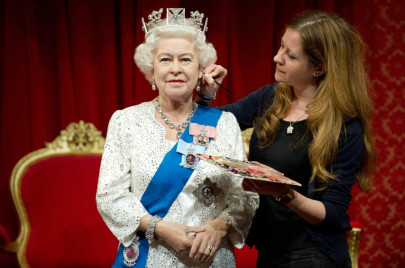 madame tussauds unveils uk queen s jubilee waxwork