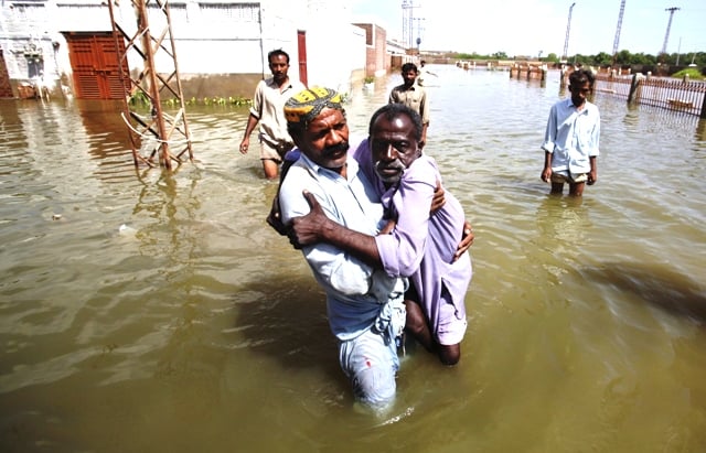 more than 30 000 people have been displaced by breach in rohri canal