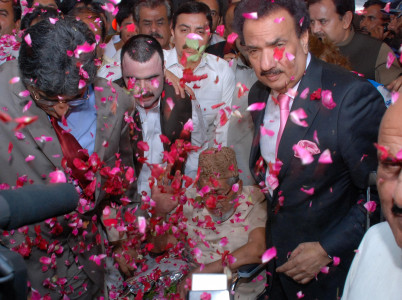 homecoming amid jeay bhutto slogans dr khalil chishty returns to pakistan