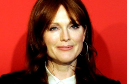 julianne moore to play mom in carrie
