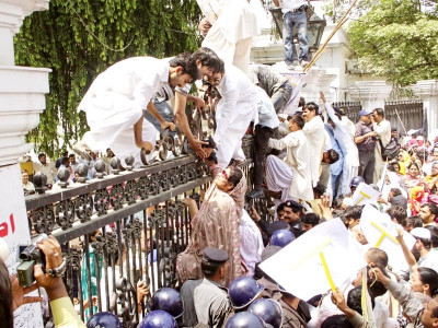 contract work protesting workers storm civil secretariat contract work protesting workers storm civil secretariat