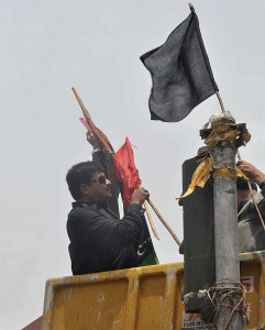 averting clashes parties flout the no flag rule in karachi averting clashes parties flout the no flag rule in karachi