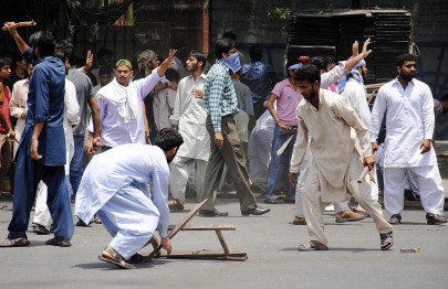 gunmen torch 2 buses in lahore ijt suspected
