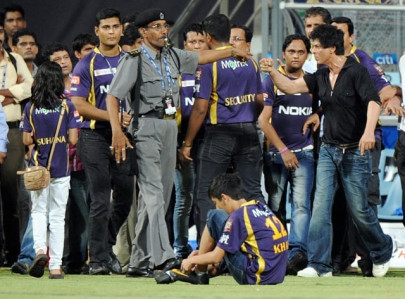 b town supports srk says any father would react similarly