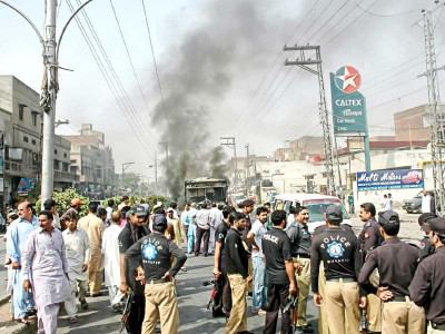 jamiat s protest students burn 2 buses clash with police on the mall