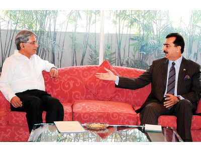 contempt case strategy after huddle with aitzaz premier gilani approves draft appeal