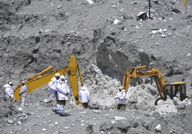 siachen tragedy body of one missing soldier recovered from gayari siachen tragedy body of one missing soldier recovered from gayari