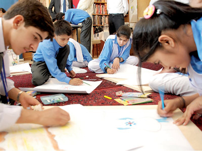 queen s diamond jubilee children bury time capsule filled with memories of 2012 queen s diamond jubilee children bury time capsule filled with memories of 2012