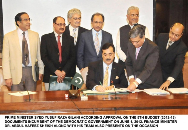 analysis politically confident ppp manages to resist the awami itch