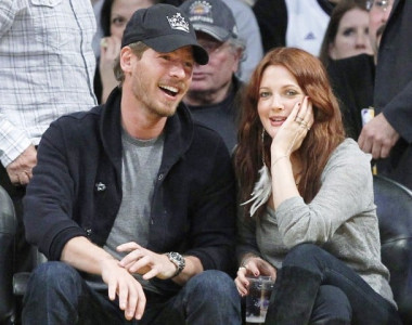 diaz helps barrymore with wedding dress diaz helps barrymore with wedding dress