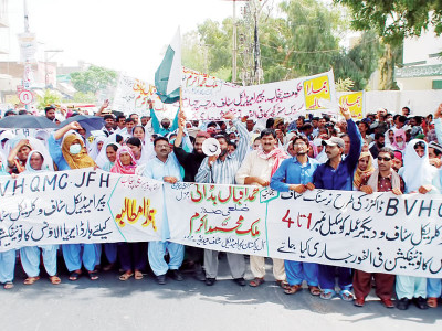 striking workers paramedics protest enters seventh day