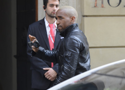 defoe returns after father s funeral