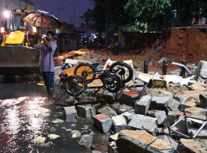 seven die in india hospital wall collapse