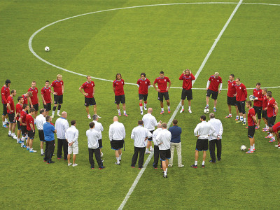 euro 2012 greece look for precious points