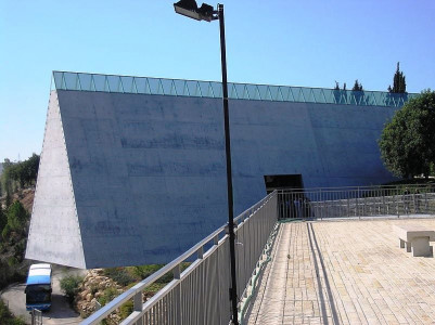 anti zionist slogans daubed at israel holocaust museum