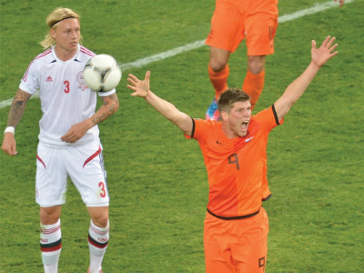 euro 2012 huntelaar s absence fuels unrest rumours