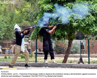 loadshedding protesters attack pml q mna s house in kamalia