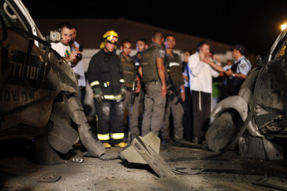 gaza rockets pound israel after air strikes kill 6