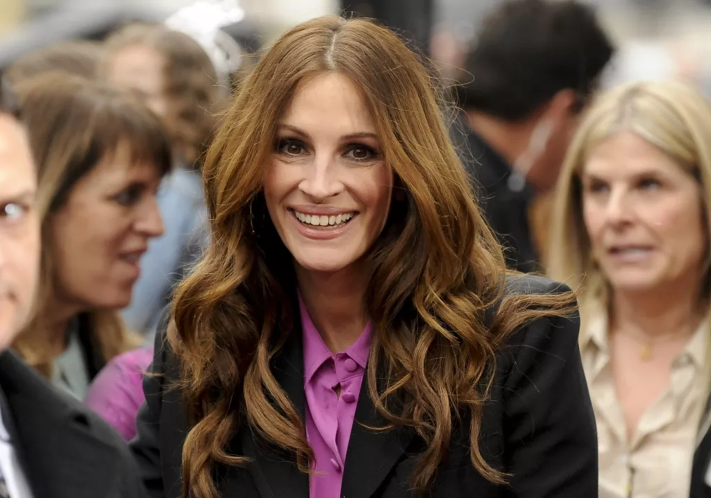 julia roberts praises ocean s 14 script as warner bros greenlights sequel