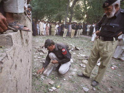 panj peer shrine three killed 22 injured in peshawar shrine blast