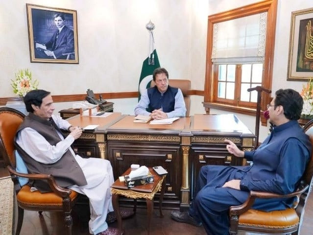 pti chief imran khan with pml q leaders pervez elahi l and moonis elahi r photo express pti chief imran khan with pml q leaders pervez elahi l and moonis elahi r photo express