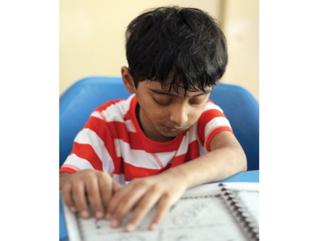 man helps visually challenged people see things as never before man helps visually challenged people see things as never before